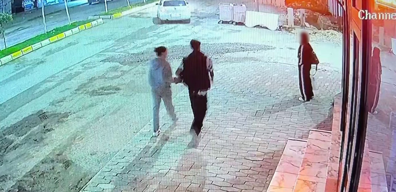 Vicdanları sızlatan anlar kamerada: Yemek yiyen kediye taşla vurdu