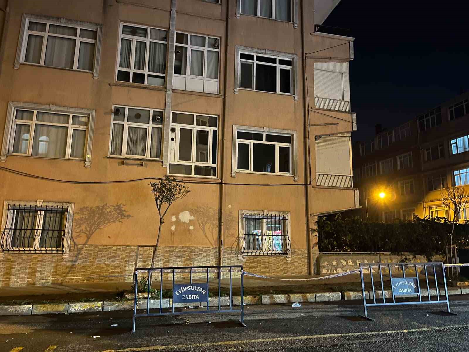 Eyüpsultan’da 5 katlı riskli bina tahliye edilerek mühürlendi