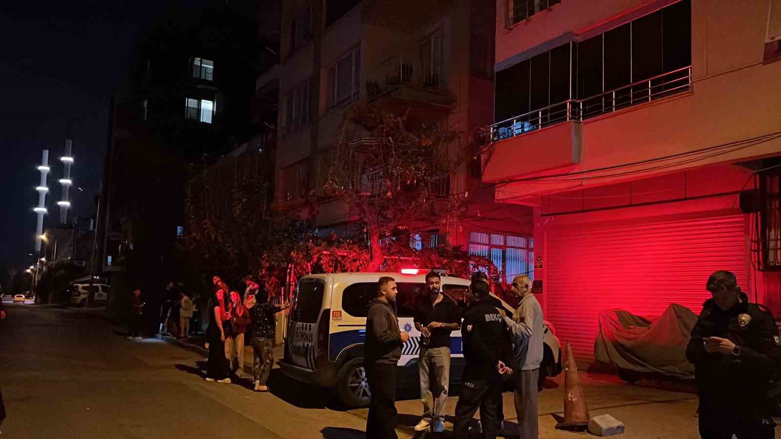 Mersin’de 3 katlı binanın zemini çöktü: 40 kişi tahliye edildi