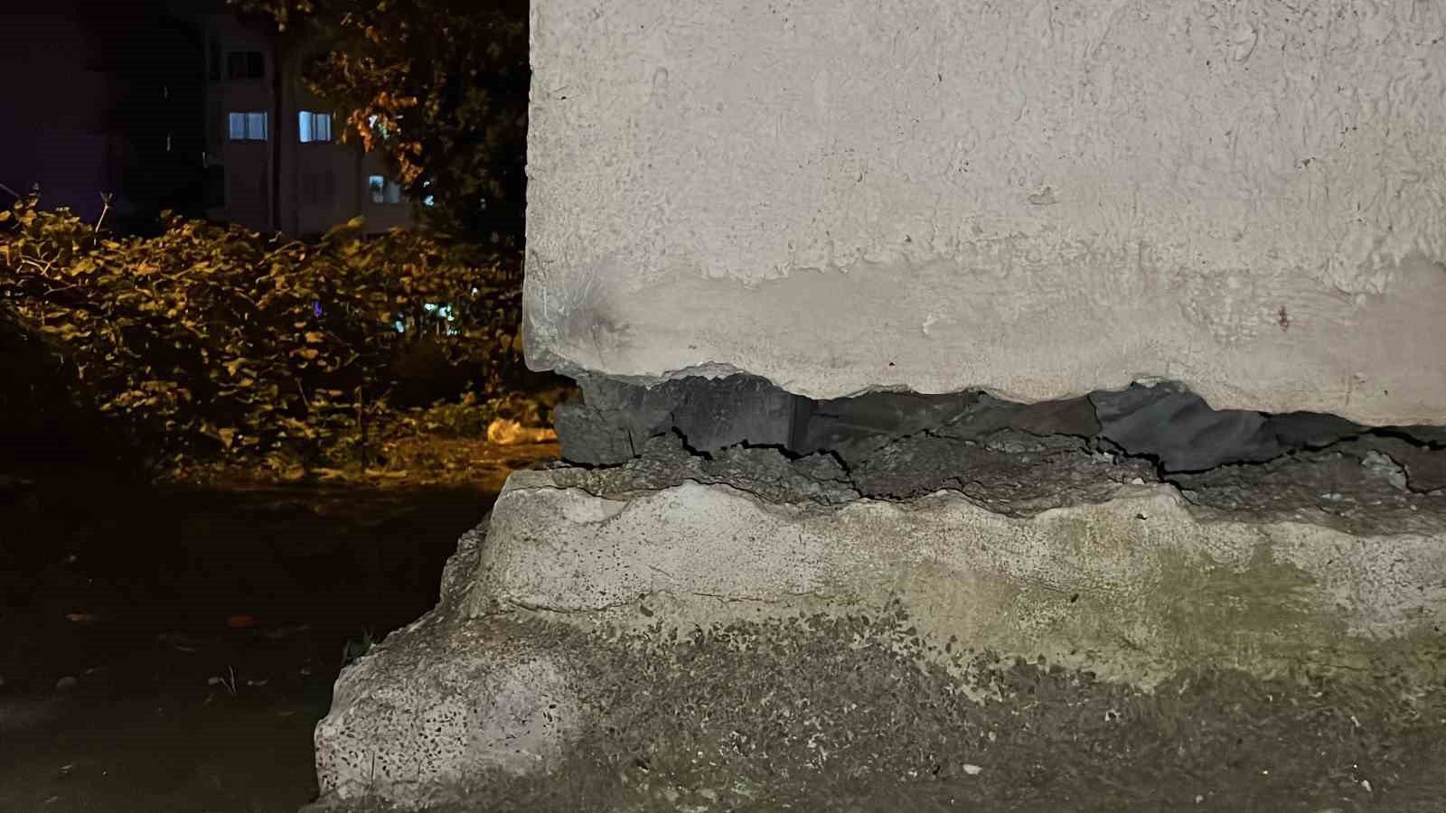 Mersin’de 3 katlı binanın zemini çöktü: 40 kişi tahliye edildi