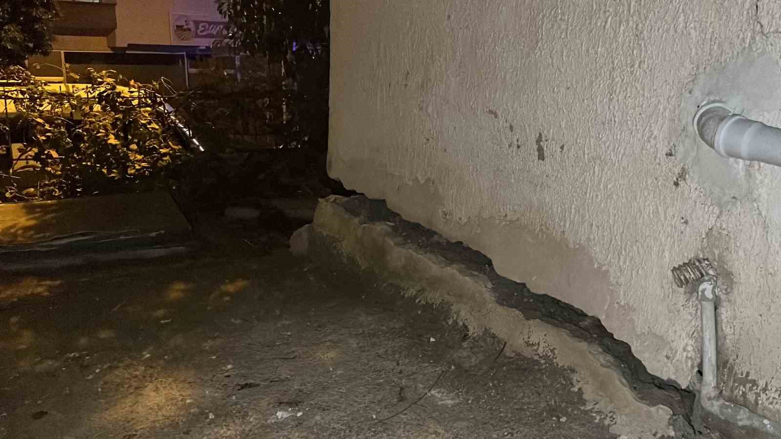 Mersin’de 3 katlı binanın zemini çöktü: 40 kişi tahliye edildi