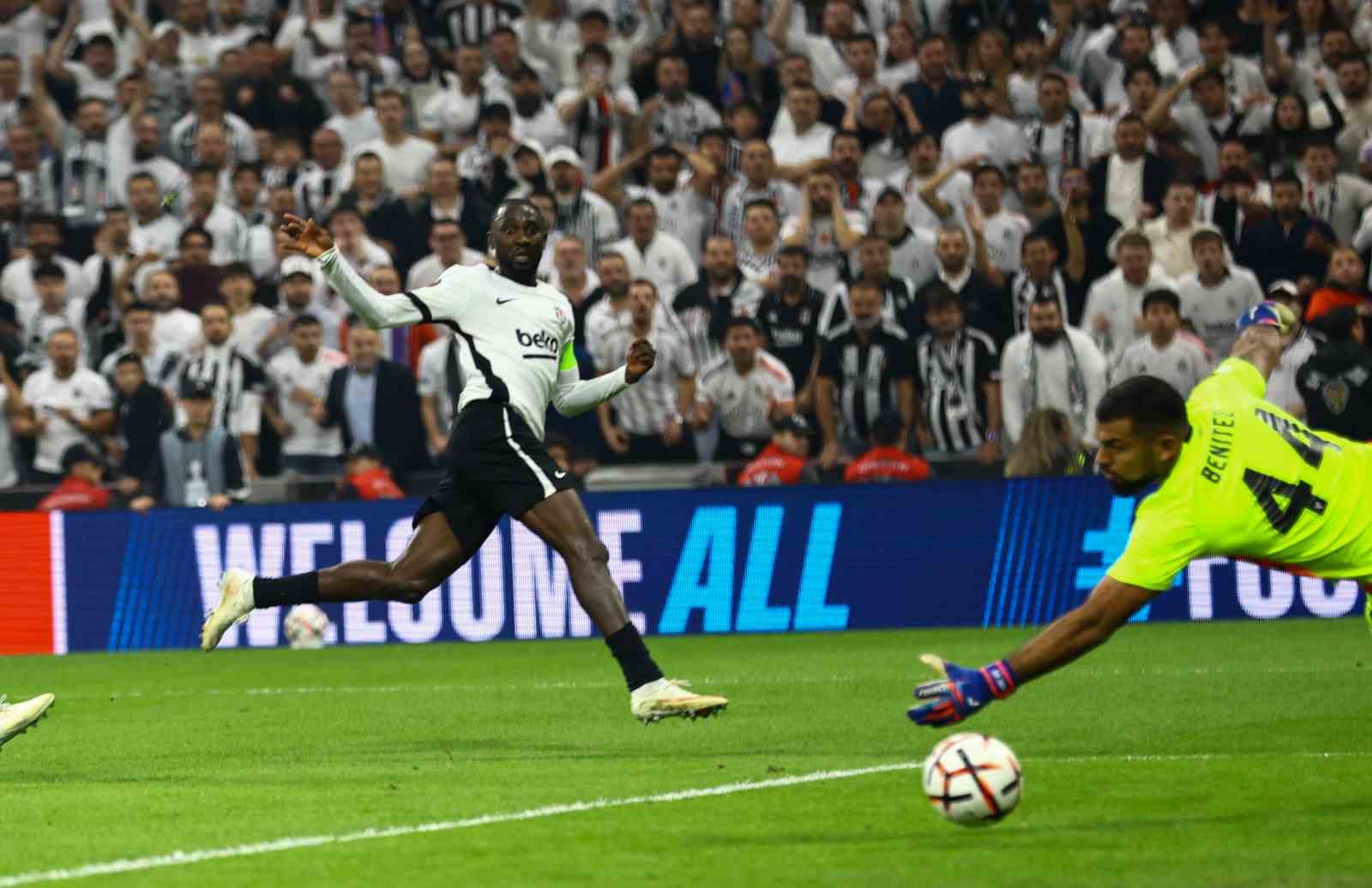 UEFA Avrupa Ligi: Beşiktaş: 1 - Crystal Palace: 0 (İlk yarı)
