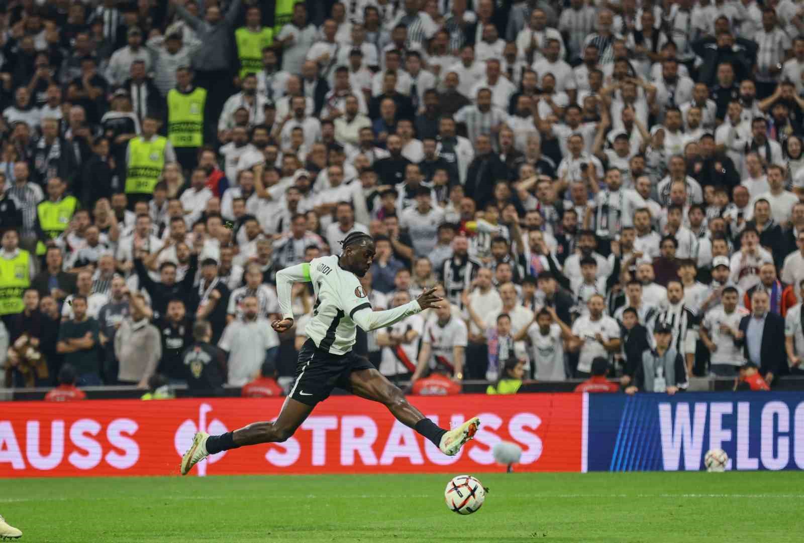 UEFA Avrupa Ligi: Beşiktaş: 1 - Crystal Palace: 0 (İlk yarı)