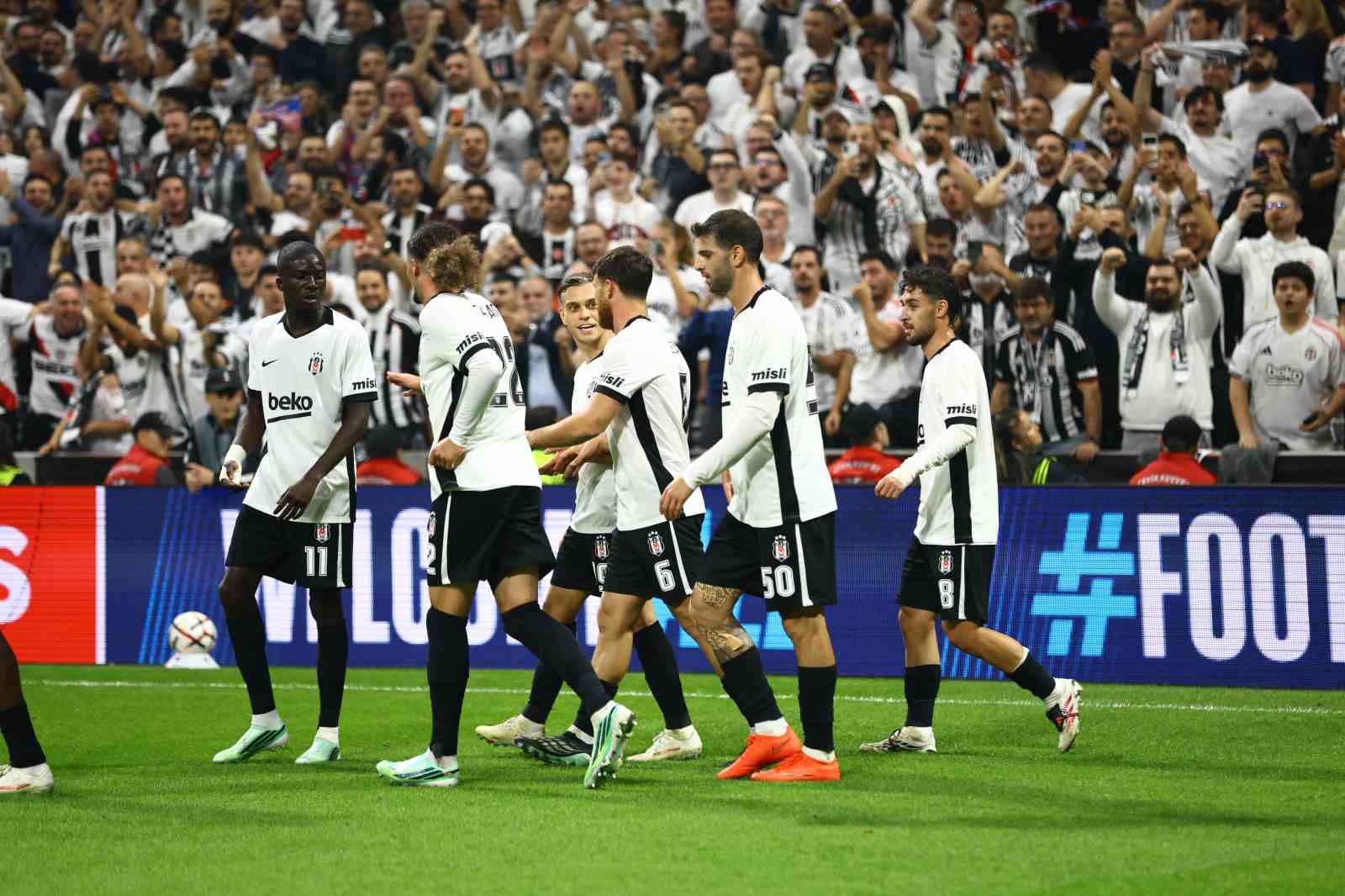 UEFA Avrupa Ligi: Beşiktaş: 1 - Crystal Palace: 0 (İlk yarı)