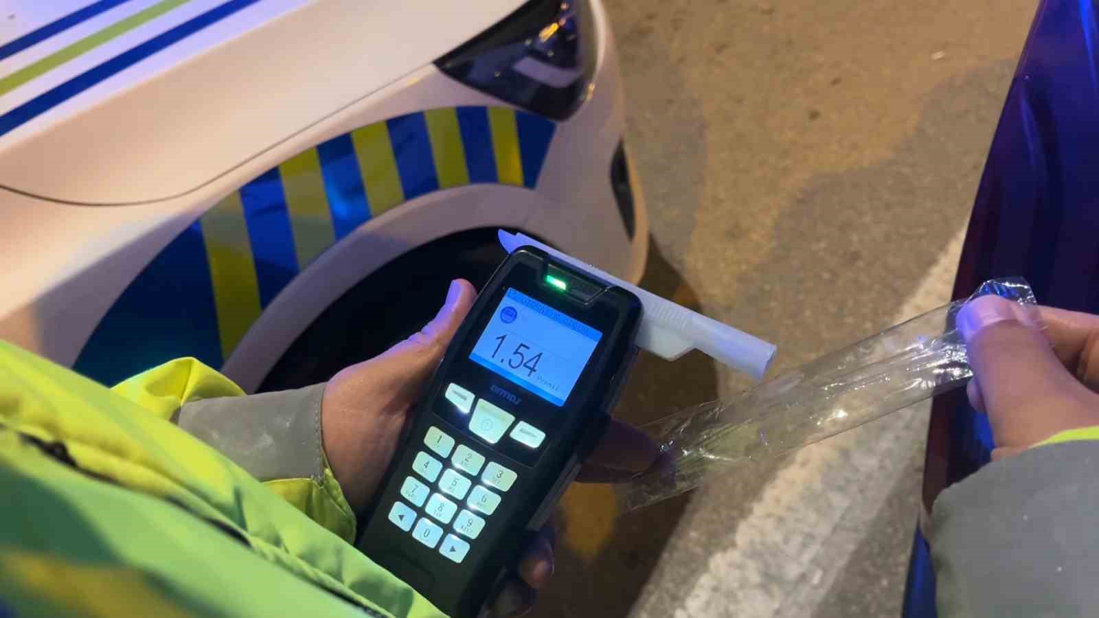 Bursa’da alkollü sürücü, polis uygulamasından kaçarken trafik lambasına çarptı