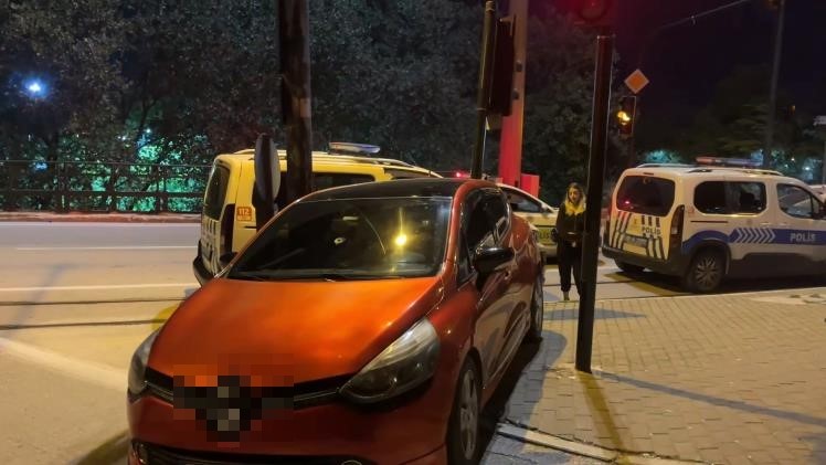 Bursa’da alkollü sürücü, polis uygulamasından kaçarken trafik lambasına çarptı