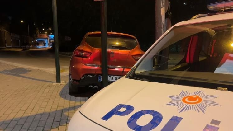 Bursa’da alkollü sürücü, polis uygulamasından kaçarken trafik lambasına çarptı