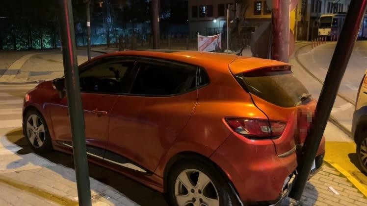 Bursa’da alkollü sürücü, polis uygulamasından kaçarken trafik lambasına çarptı