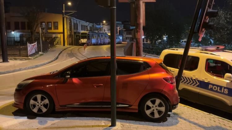 Bursa’da alkollü sürücü, polis uygulamasından kaçarken trafik lambasına çarptı
