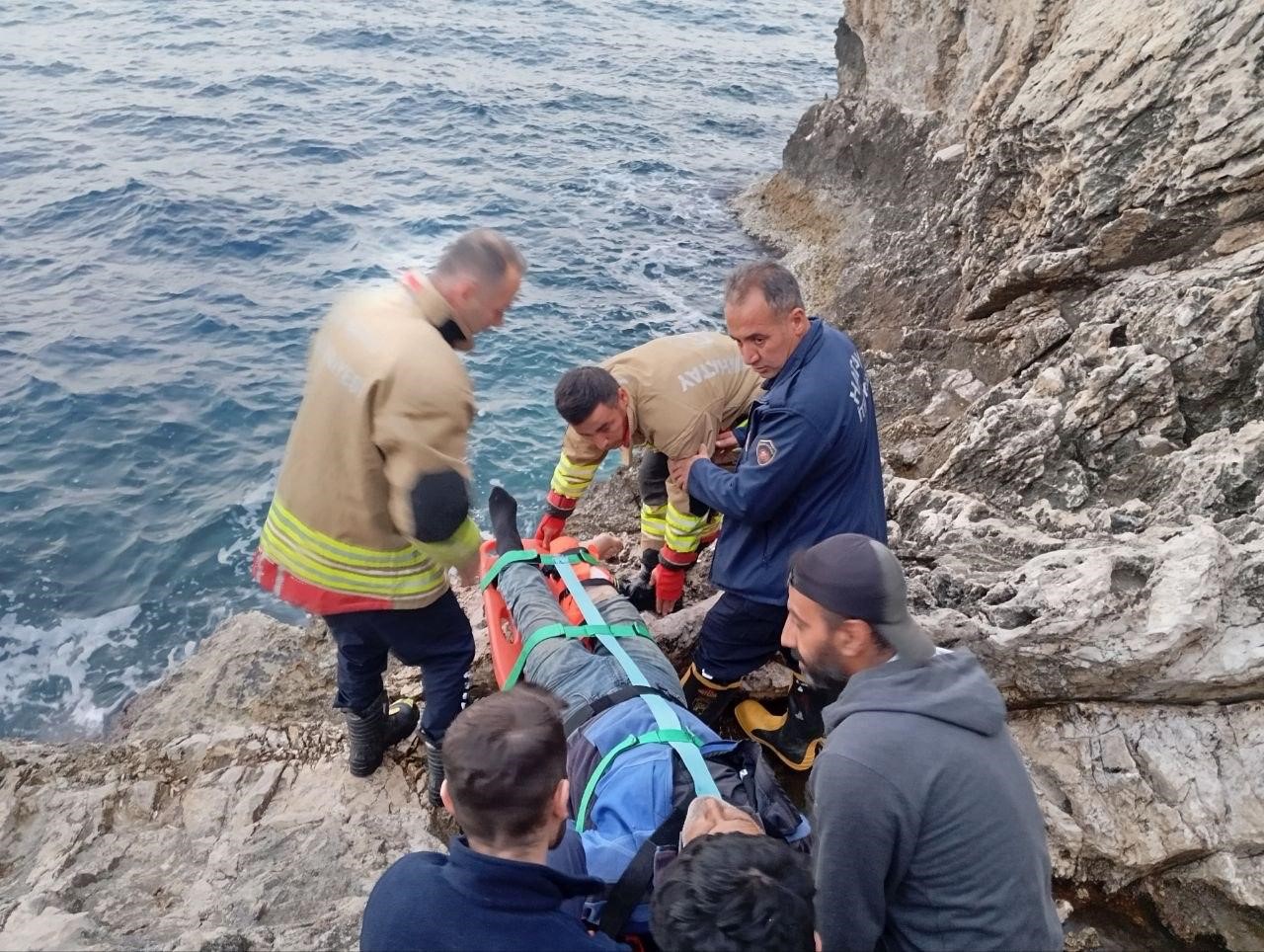 Balık tutmaya giderken kayalıklardan düşen şahıs yaralandı