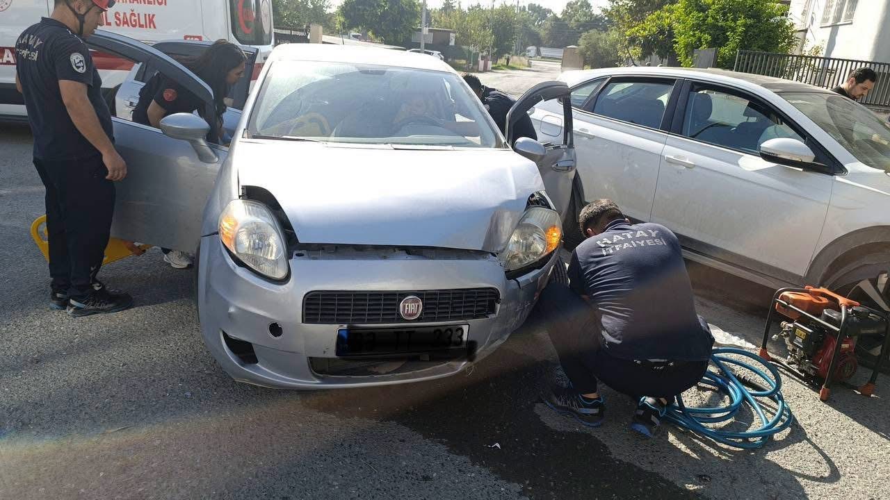 Dörtyol’da iki otomobil çarpıştı: 3 yaralı