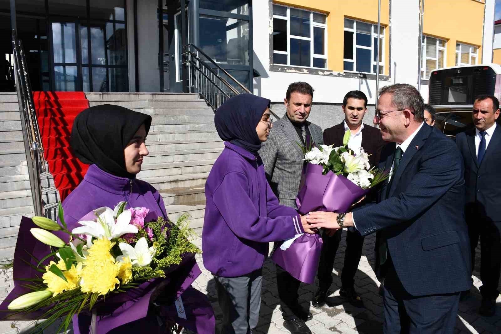 Sarıkamış’ta Fen Lisesi’ne "Yaşayan Kütüphane" kazandırıldı