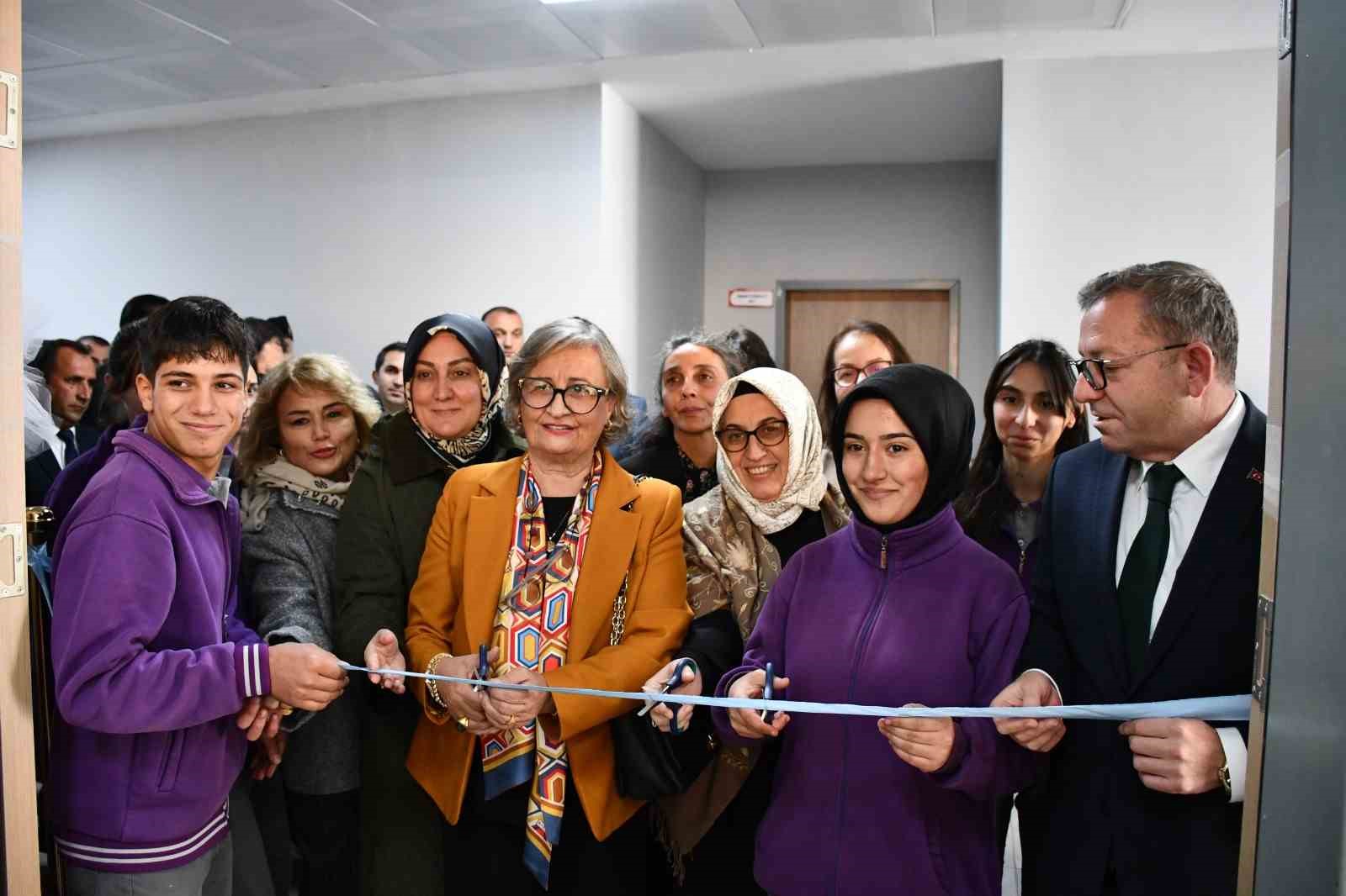 Sarıkamış’ta Fen Lisesi’ne "Yaşayan Kütüphane" kazandırıldı