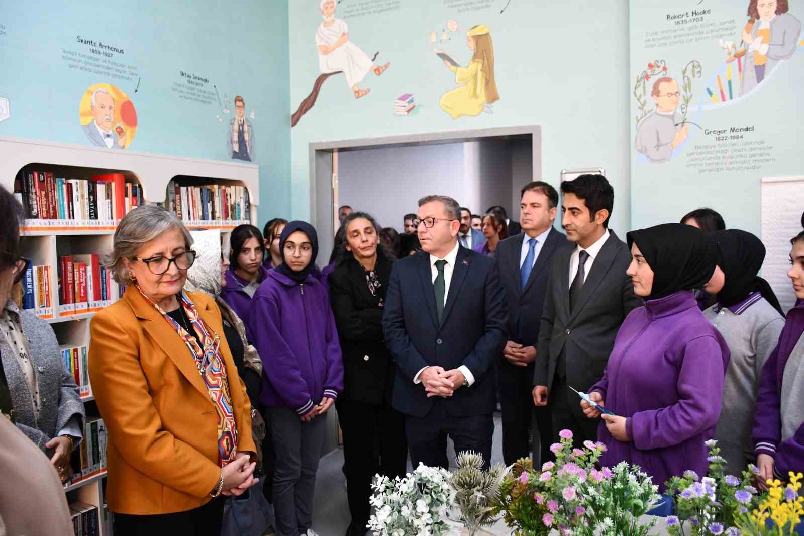 Sarıkamış’ta Fen Lisesi’ne "Yaşayan Kütüphane" kazandırıldı