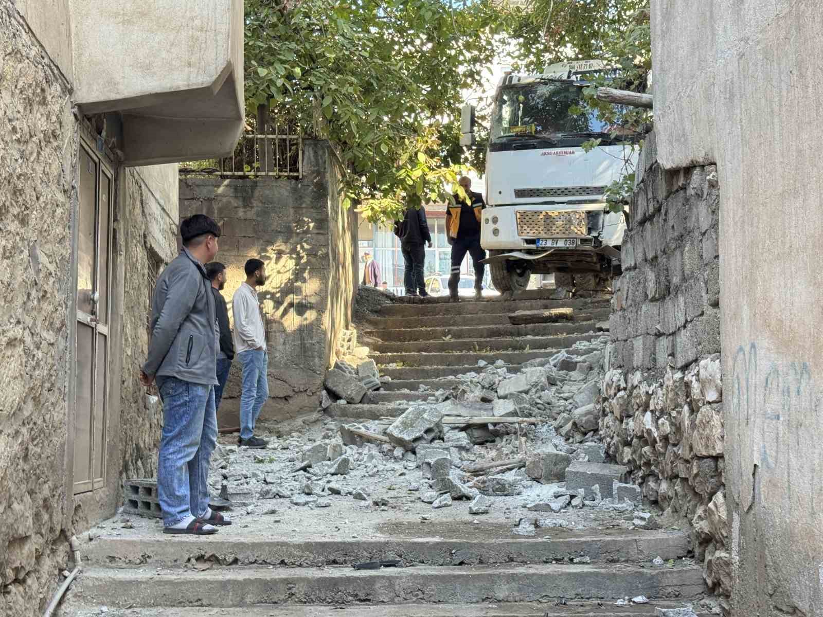 Diyarbakır’da faciadan dönüldü: Freni boşalan kamyon mahalleye girdi