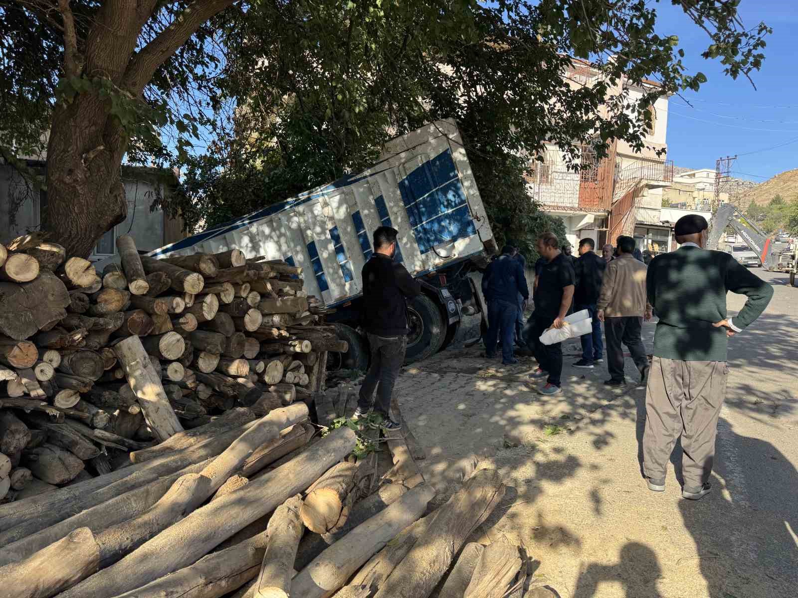Diyarbakır’da faciadan dönüldü: Freni boşalan kamyon mahalleye girdi