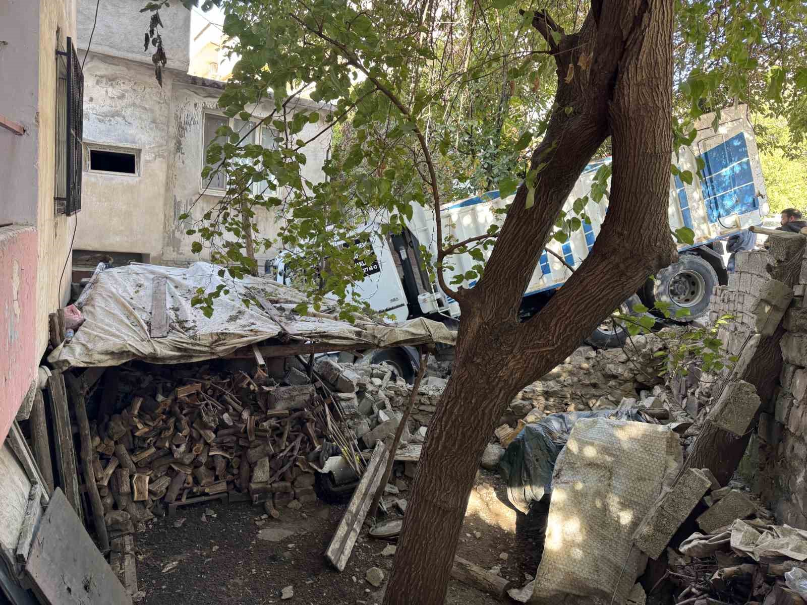 Diyarbakır’da faciadan dönüldü: Freni boşalan kamyon mahalleye girdi