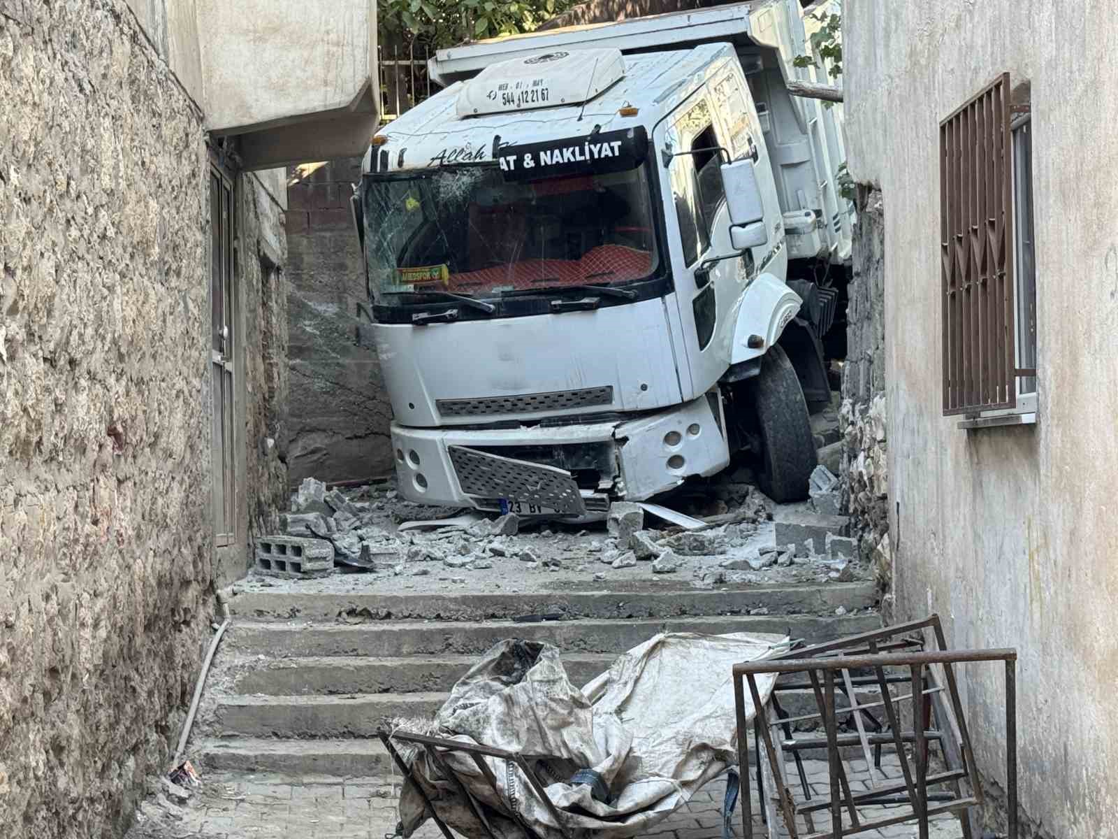 Diyarbakır’da faciadan dönüldü: Freni boşalan kamyon mahalleye girdi