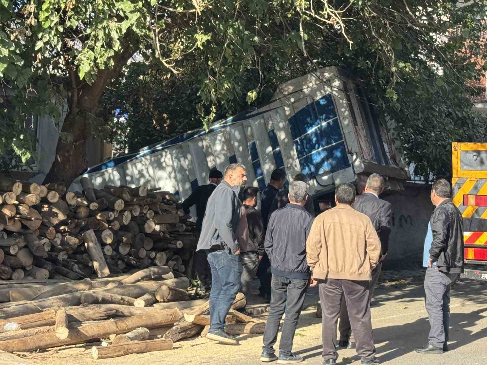 Diyarbakır’da faciadan dönüldü: Freni boşalan kamyon mahalleye girdi