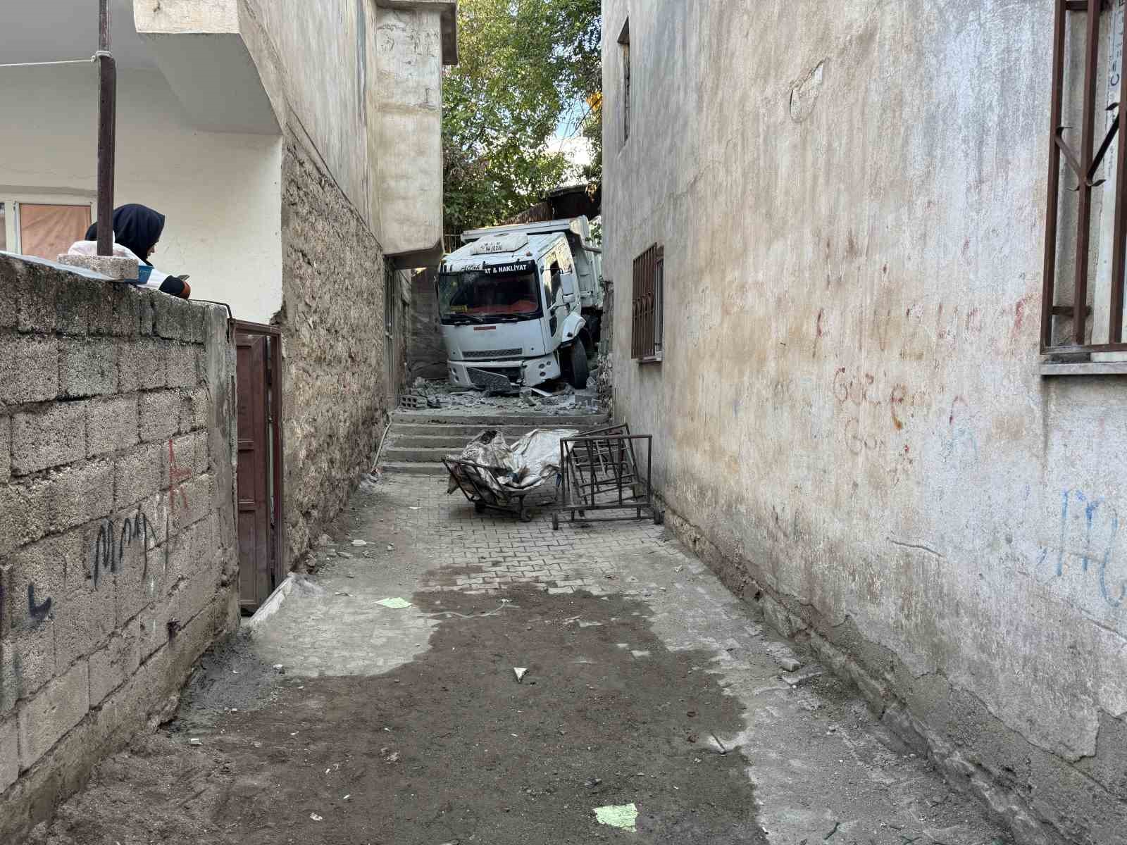 Diyarbakır’da faciadan dönüldü: Freni boşalan kamyon mahalleye girdi