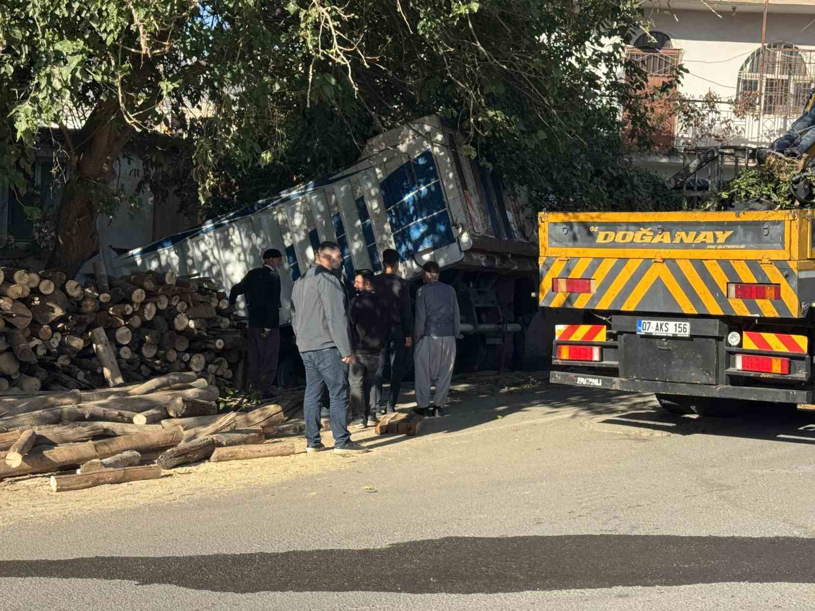 Diyarbakır’da faciadan dönüldü: Freni boşalan kamyon mahalleye girdi