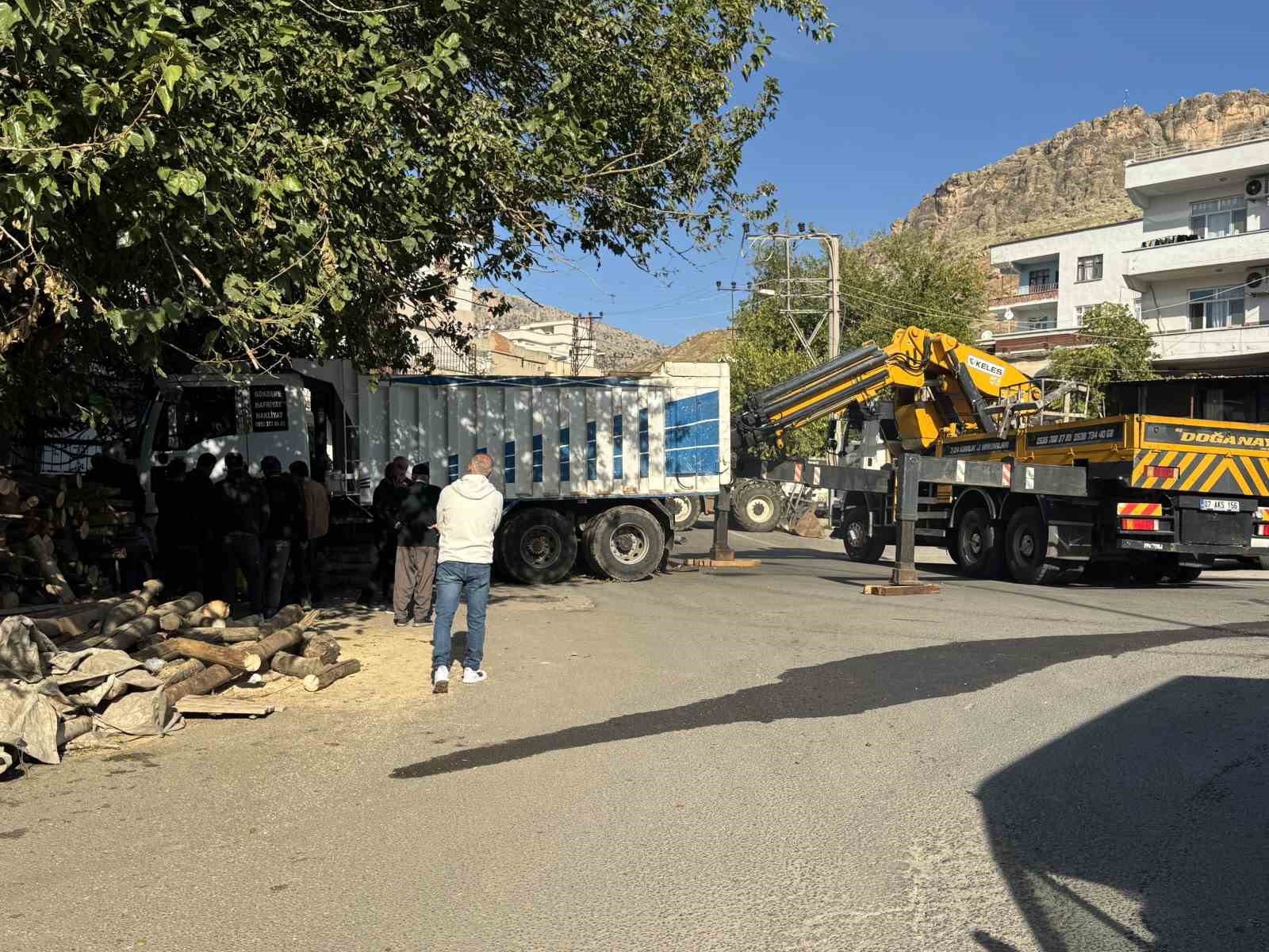 Diyarbakır’da faciadan dönüldü: Freni boşalan kamyon mahalleye girdi