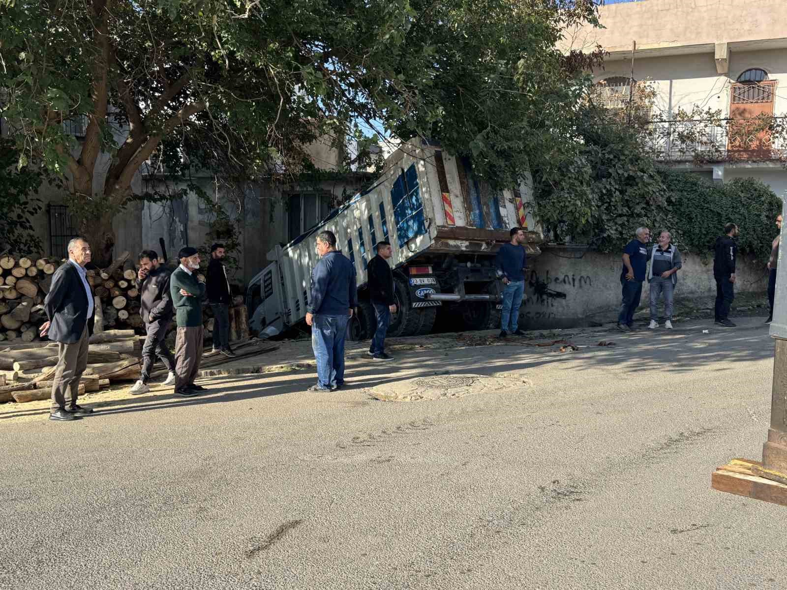 Diyarbakır’da faciadan dönüldü: Freni boşalan kamyon mahalleye girdi