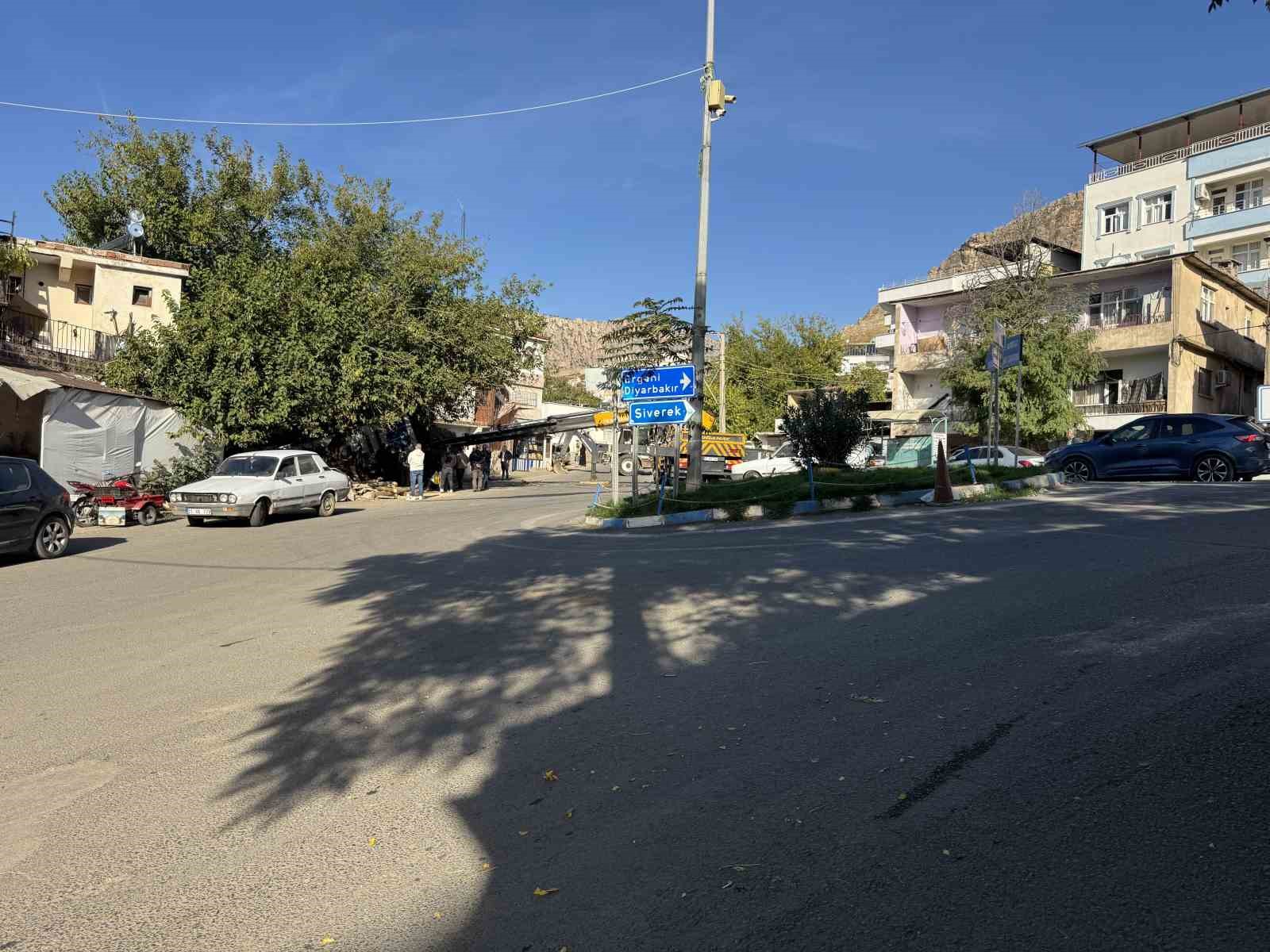 Diyarbakır’da faciadan dönüldü: Freni boşalan kamyon mahalleye girdi