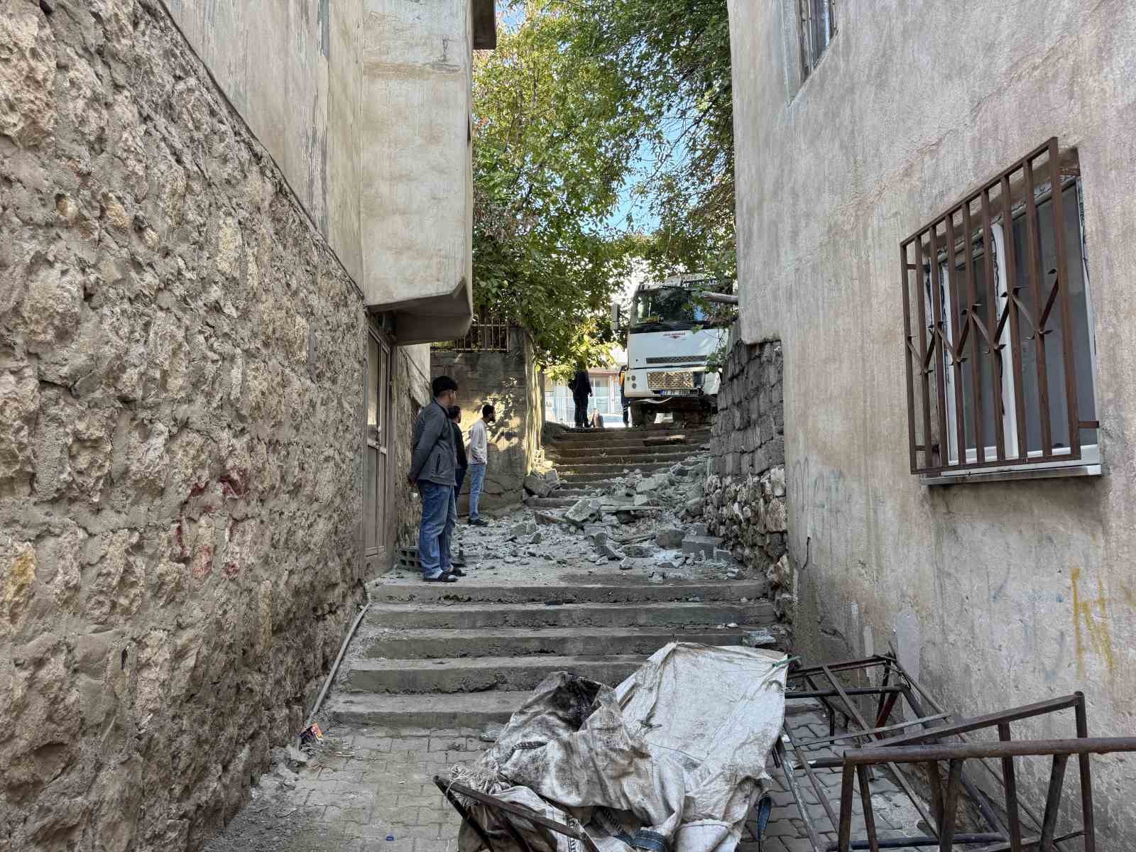 Diyarbakır’da faciadan dönüldü: Freni boşalan kamyon mahalleye girdi