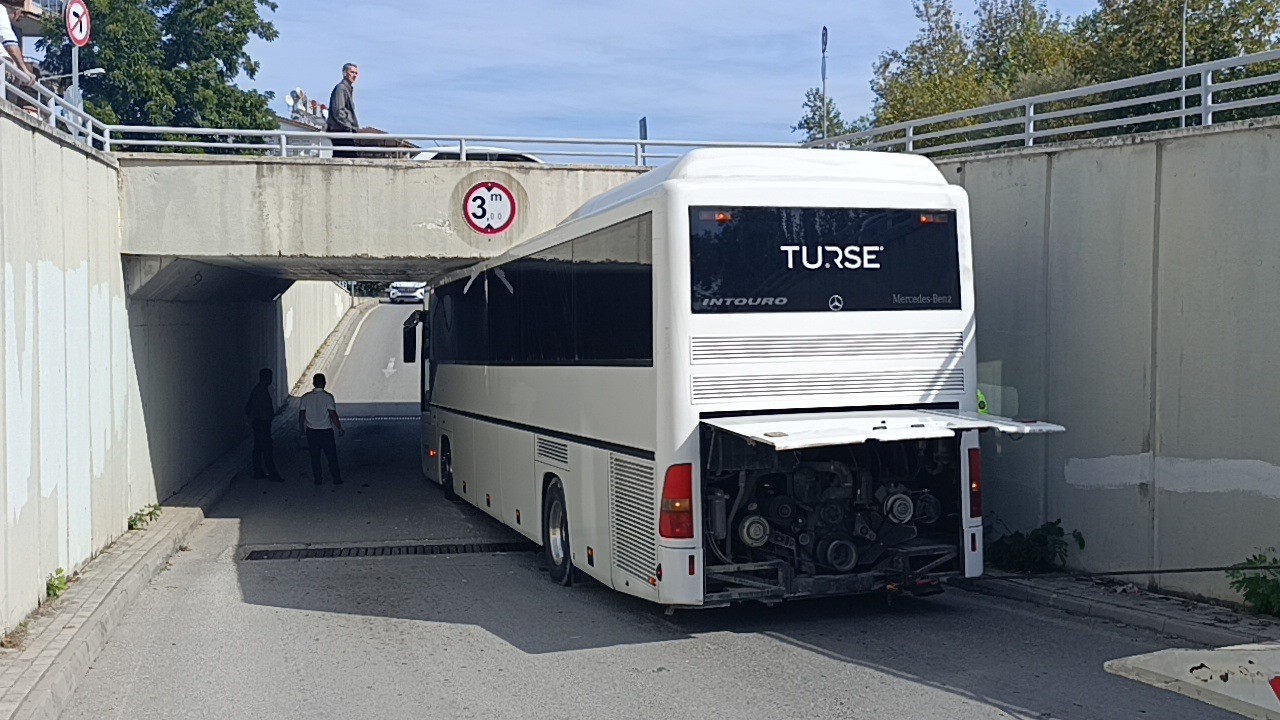 Simit-ayran eşliğinde otobüsün çıkarılmasını film izler gibi izlediler