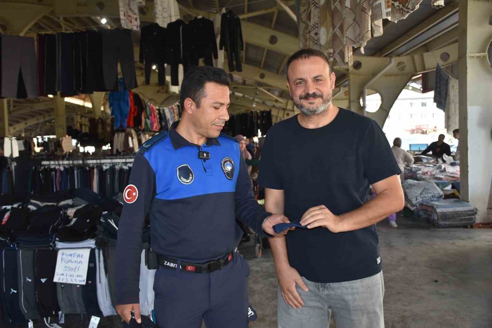 Zabıta ekiplerinin bulduğu 55 bin TL değerindeki takılar sahibine teslim edildi