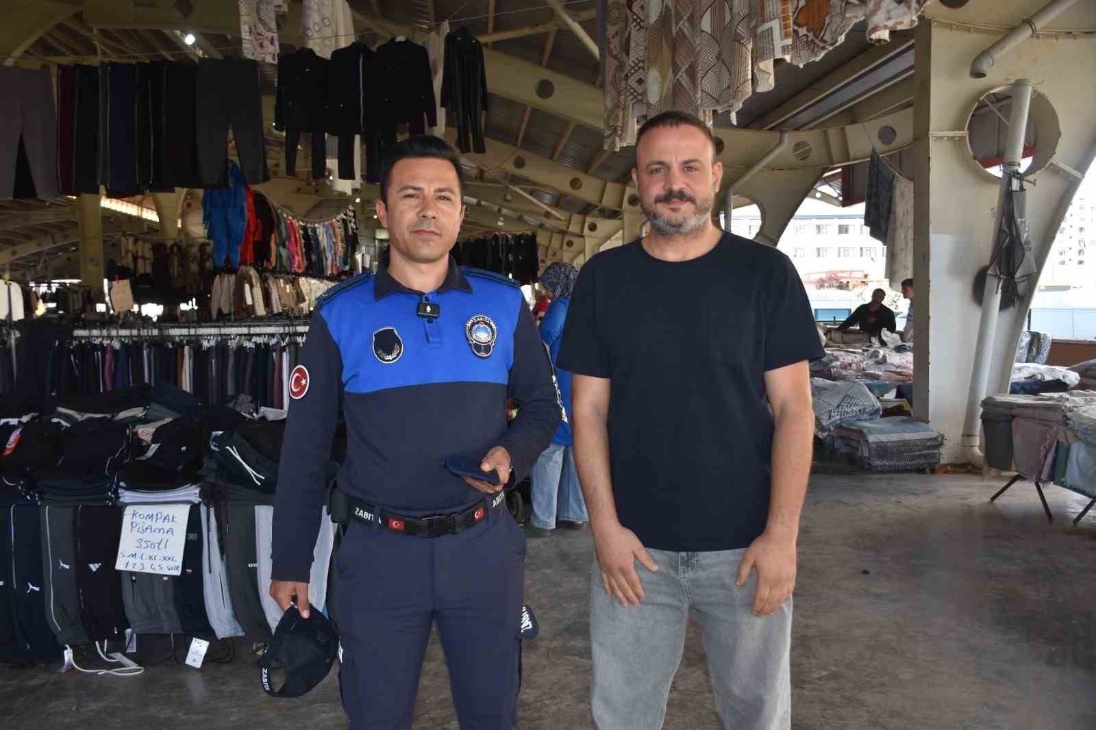Zabıta ekiplerinin bulduğu 55 bin TL değerindeki takılar sahibine teslim edildi