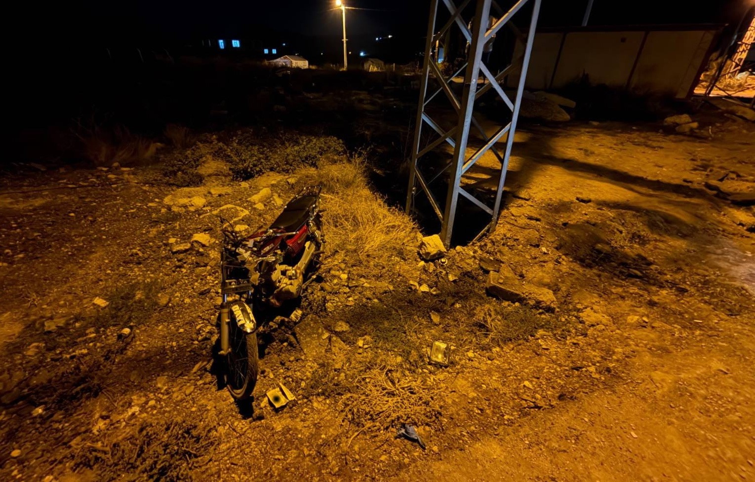 Elektrik direğine çarpan motosiklet sürücüsü hayatını kaybetti