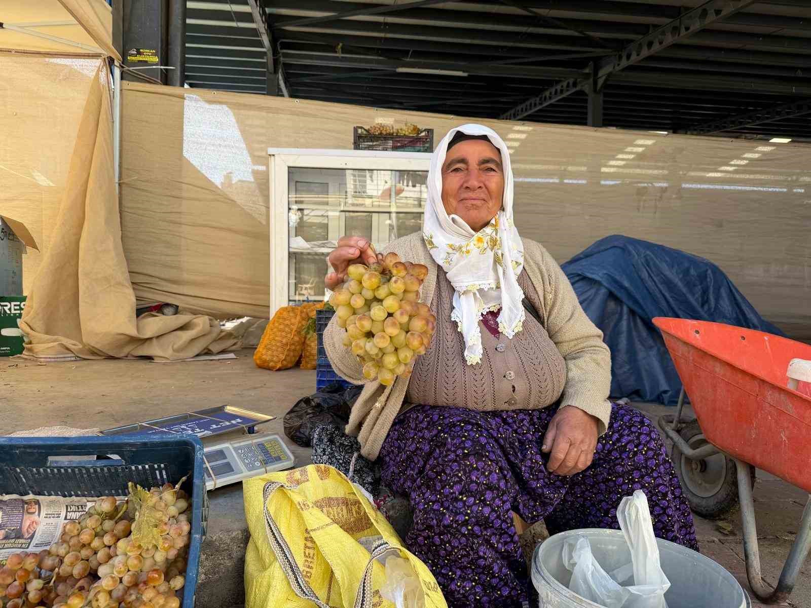 Çivril’in meşhur Koçak üzümü tezgâhlarda