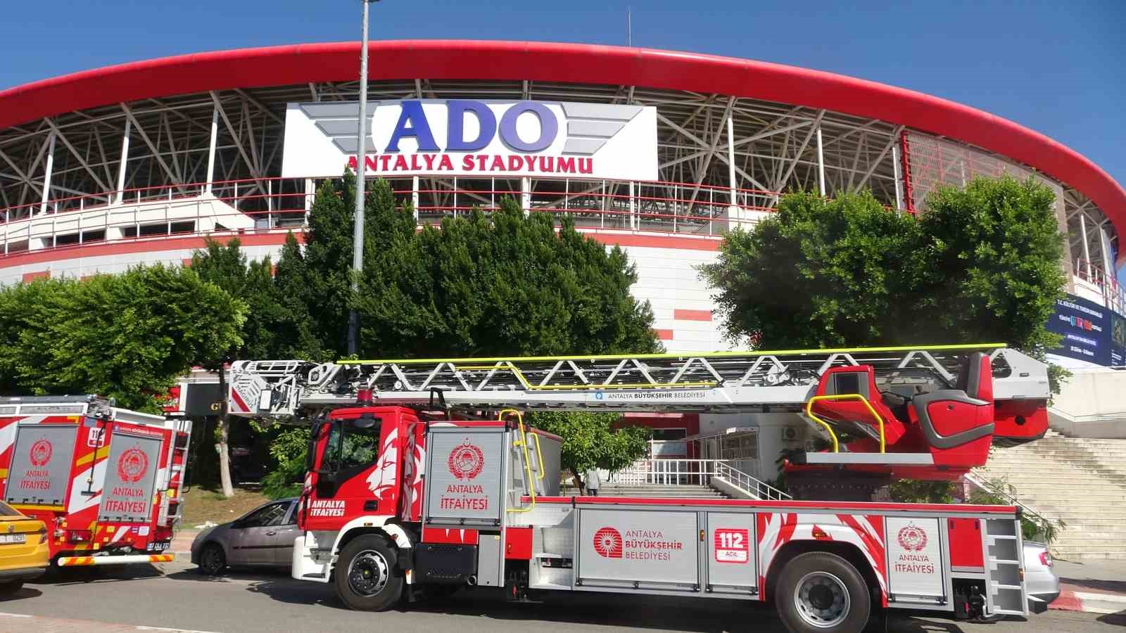 Antalya Stadyumu’nda işletmenin bacasından çıkan yoğun duman itfaiyeyi alarma geçirdi