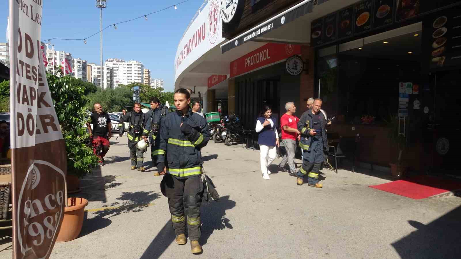 Antalya Stadyumu’nda işletmenin bacasından çıkan yoğun duman itfaiyeyi alarma geçirdi
