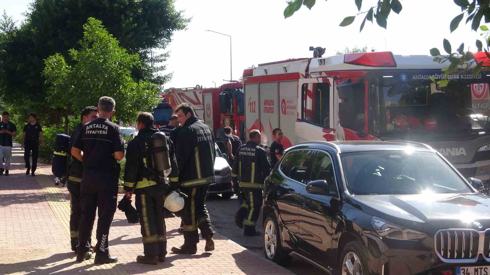 Antalya Stadyumu’nda işletmenin bacasından çıkan yoğun duman itfaiyeyi alarma geçirdi