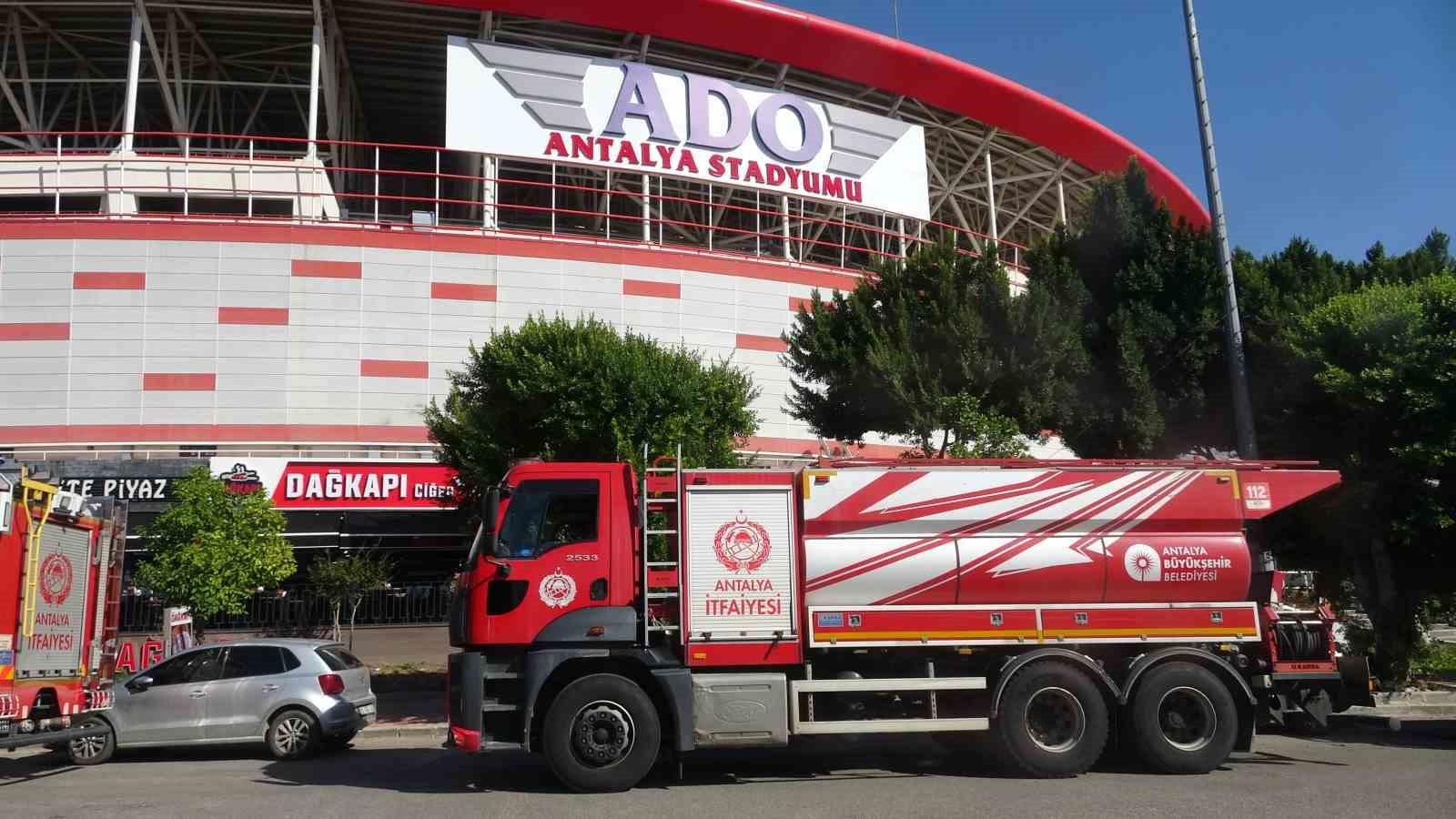 Antalya Stadyumu’nda işletmenin bacasından çıkan yoğun duman itfaiyeyi alarma geçirdi