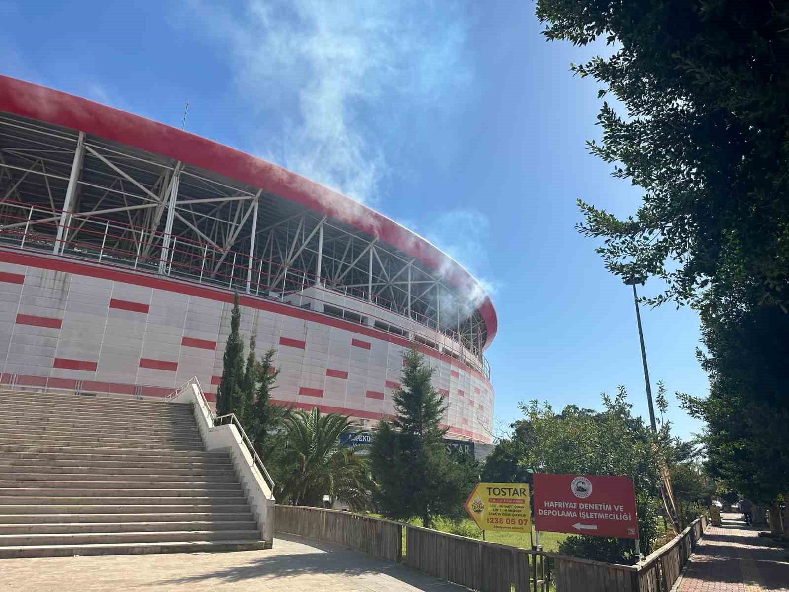 Antalya Stadyumu’nda işletmenin bacasından çıkan yoğun duman itfaiyeyi alarma geçirdi