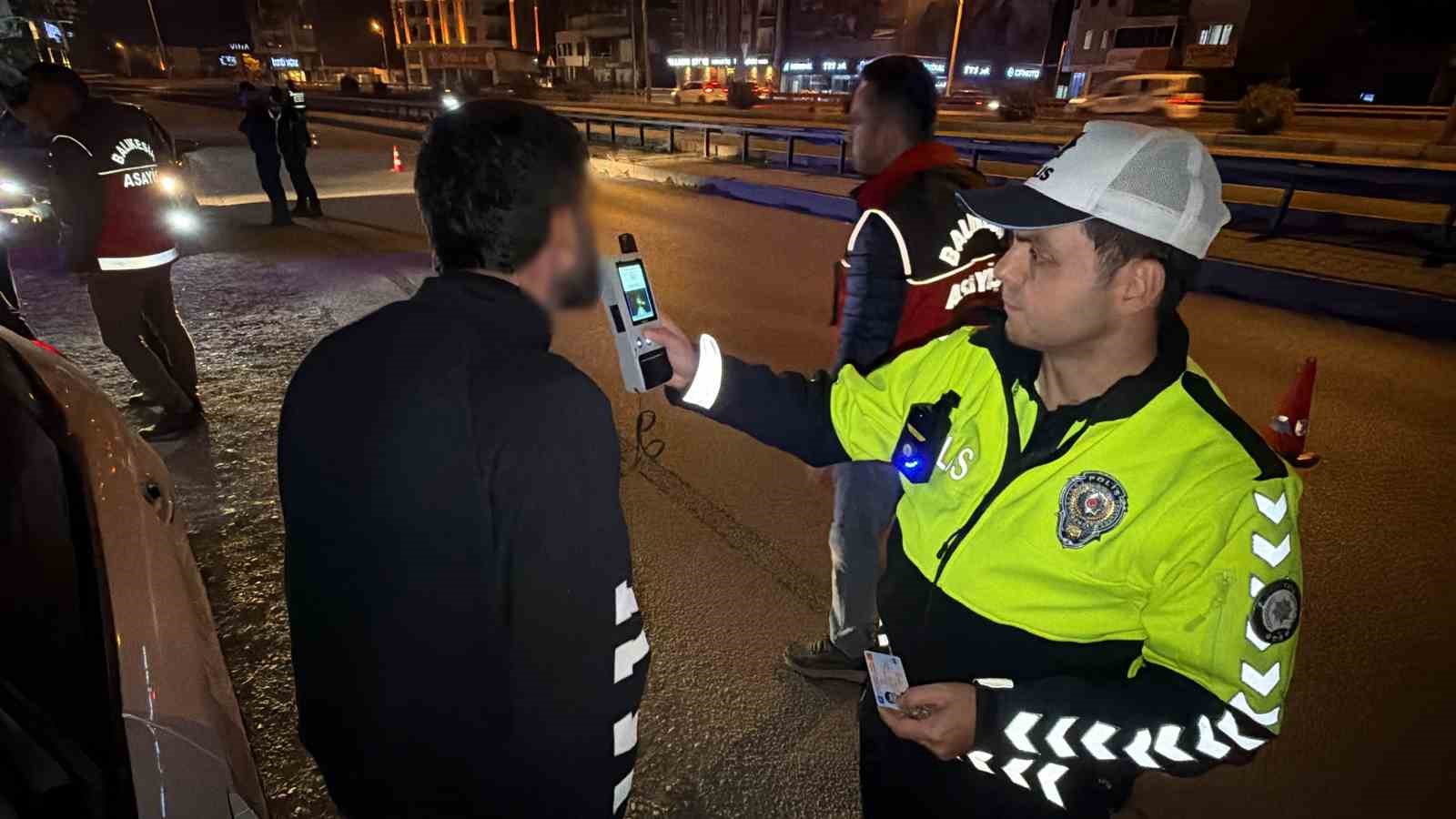 Edremit’te 8 aranan şahıs yakalandı