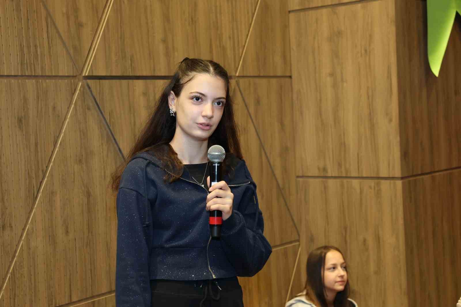 Şahin, "Bir Dakika, Bir Merak, Bir Cevap" programında gençlerle buluştu