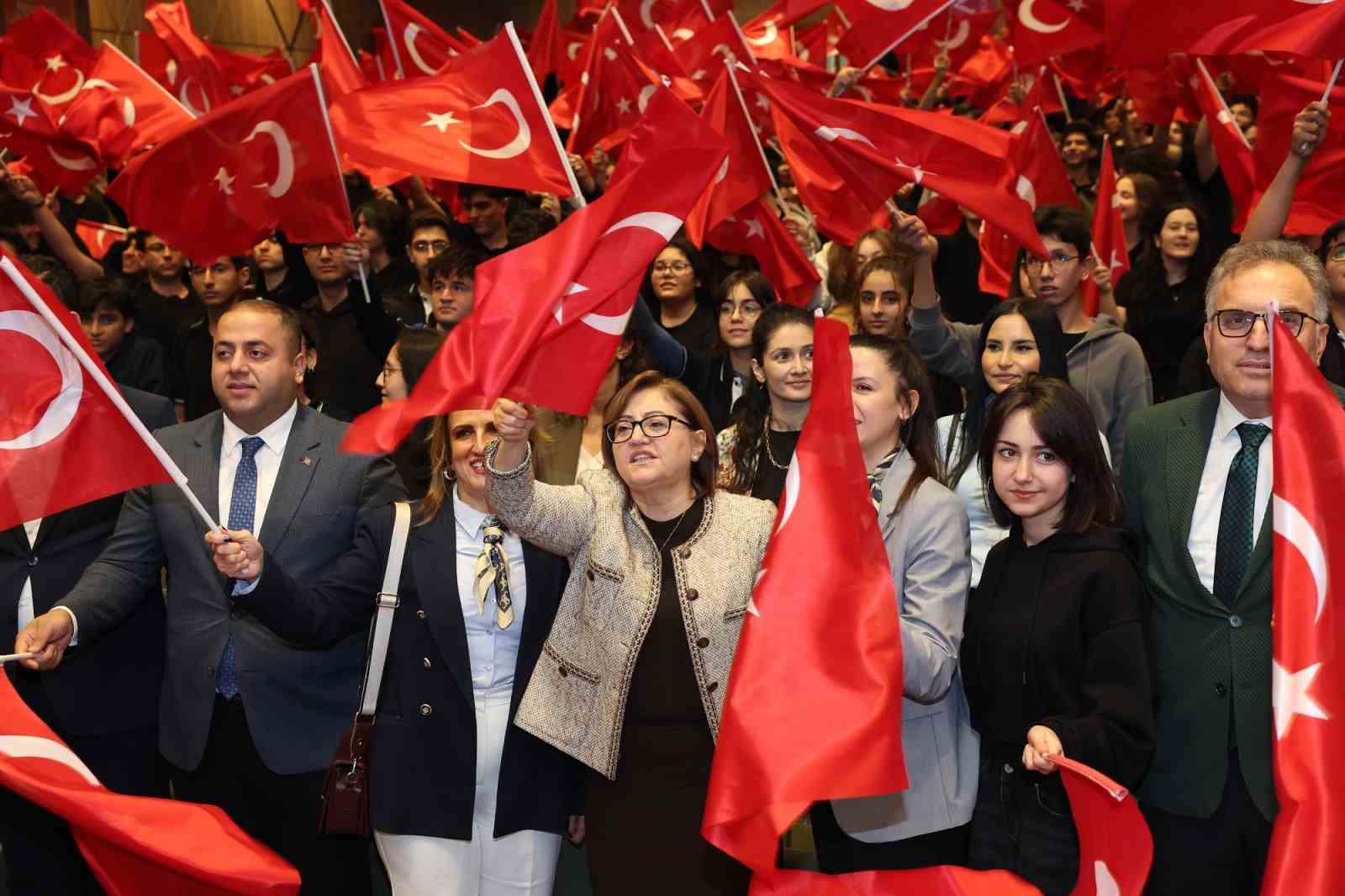 Şahin, "Bir Dakika, Bir Merak, Bir Cevap" programında gençlerle buluştu