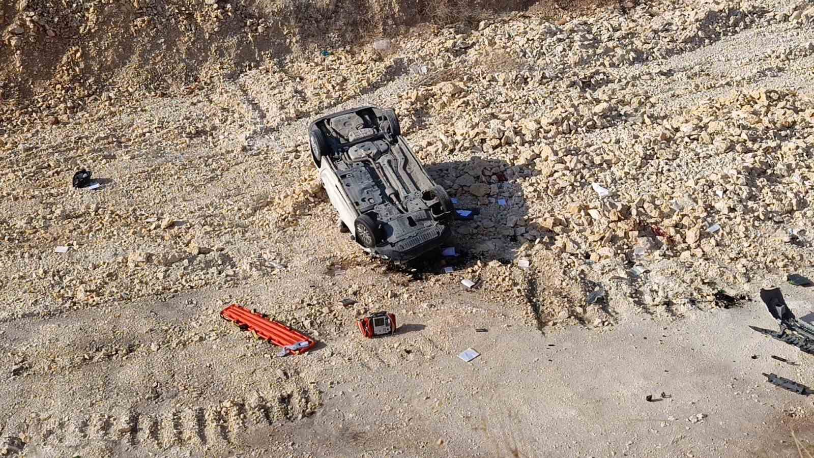 Şanlıurfa’da otomobil 15 metre yükseklikten çalışma yapılan yola uçtu: 1 ölü