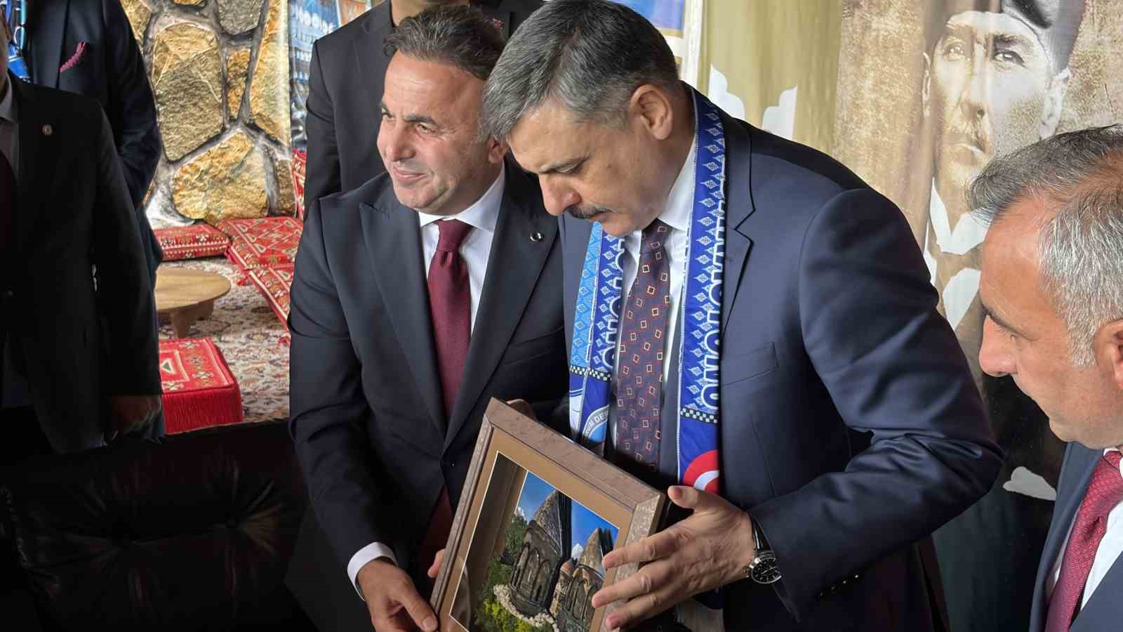 Bakan Çiftçi: "Erzurumlularla olan irtibatımız ve muhabbetimiz devam ediyor"