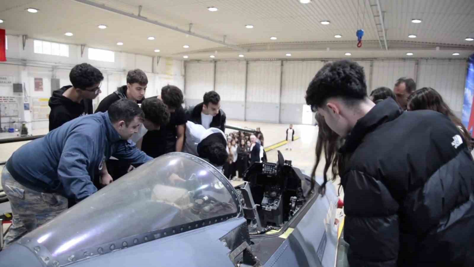 Öğrenciler kahraman havacılarla buluştu, savaşan şahinler Karadeniz’e havalandı