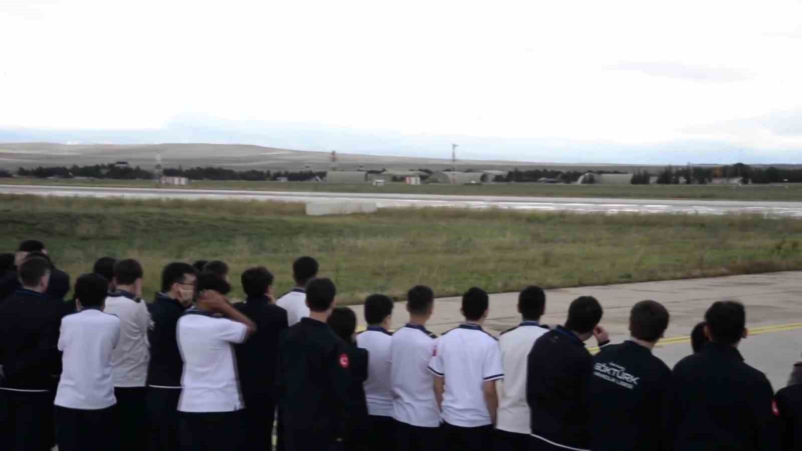 Öğrenciler kahraman havacılarla buluştu, savaşan şahinler Karadeniz’e havalandı