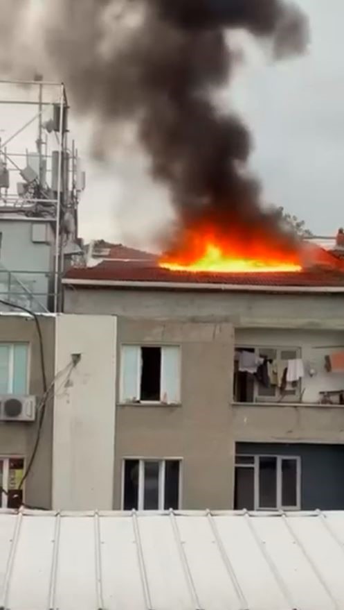 Küçükçekmece’de iki katlı binanın çatısı alevlere teslim oldu