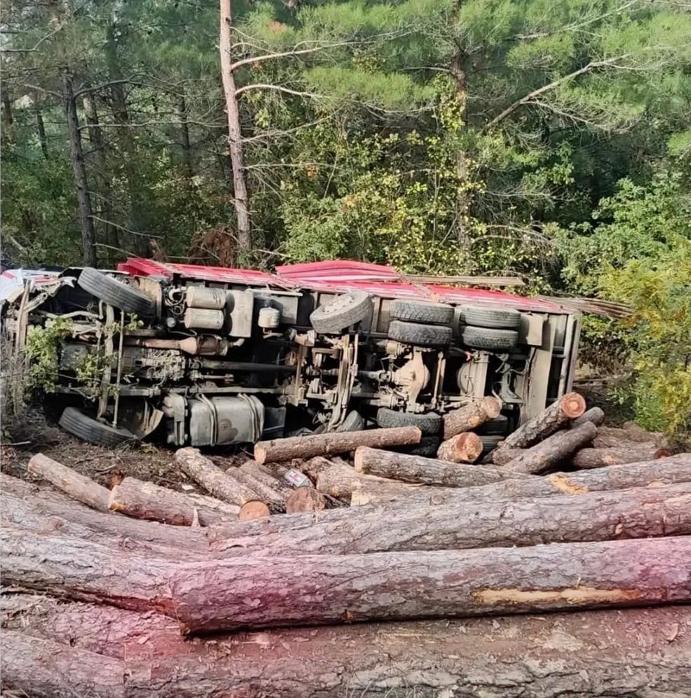Çanakkale’de yol çöktü, tomruk yüklü kamyon devrildi: 1 ölü, 1 yaralı