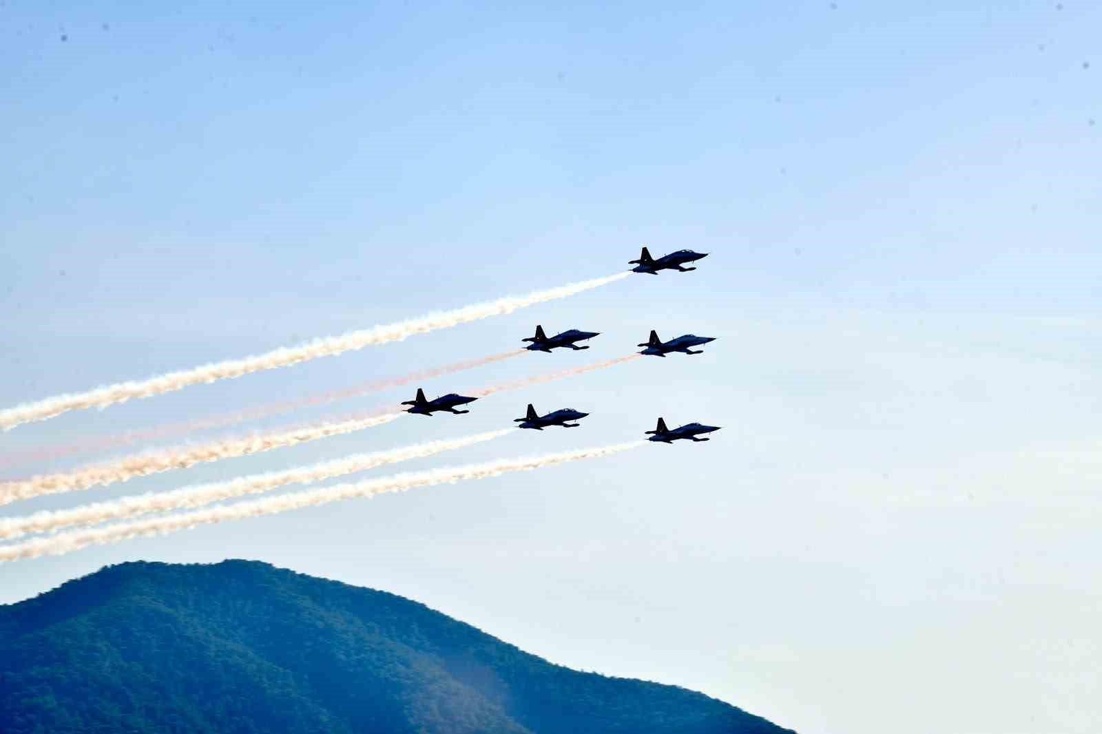 Türk Yıldızları’dan Fethiye semalarında nefes kesen prova