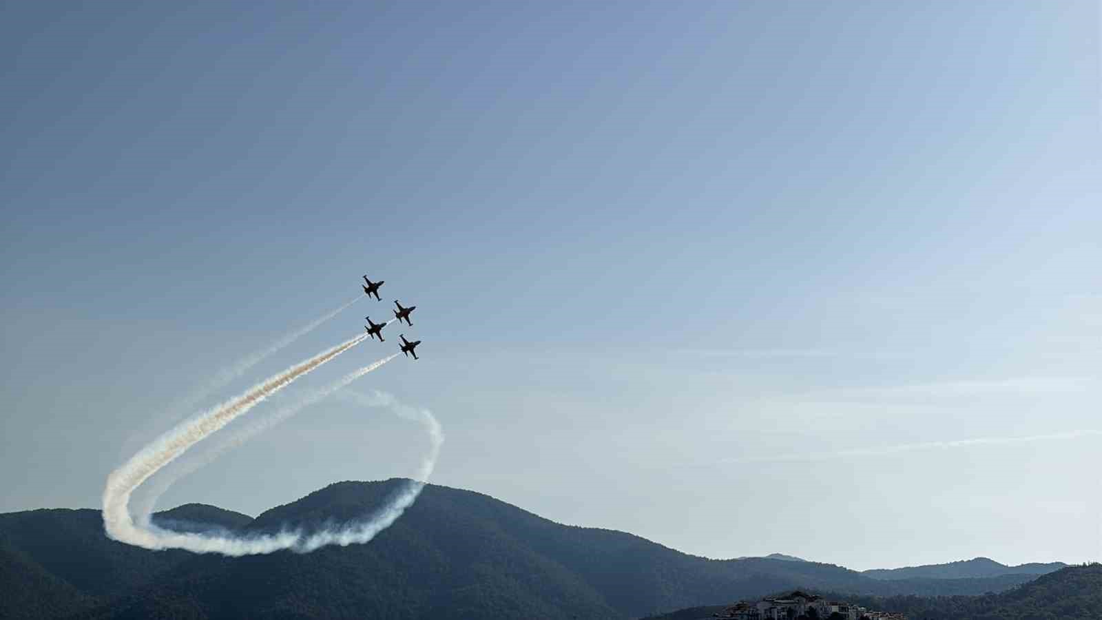 Türk Yıldızları’dan Fethiye semalarında nefes kesen prova